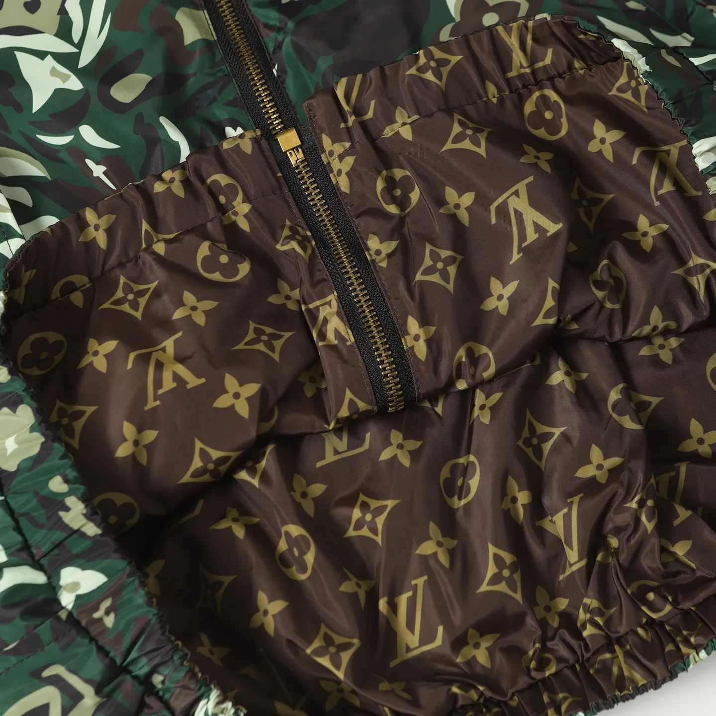 🅿️540 Louis Vuitton/Louis Vuitton camouflage presbyopic double-sided jacket. The original version was purchased for 23,000. It can be worn on both sides and can be switched between the two styles at will. Needless to say, the style is low-key and luxurious. Both sides bring out the 1V classic elements. The loose version makes the upper body casual and comfortable. The solid color side is a soft shell model, the solid color is simple, only the chest is decorated with leather, the inside and outside hardware are all double-sided engraved, and the original version can be customized and dyed. The clothes are of the same color with no color difference, and the labor cost is expensive. The lining is made of silk jacquard fabric, and the classic full-width logo jacquard process requires everything to be woven, and the process cost is extremely high. Size: 46 48 50 52